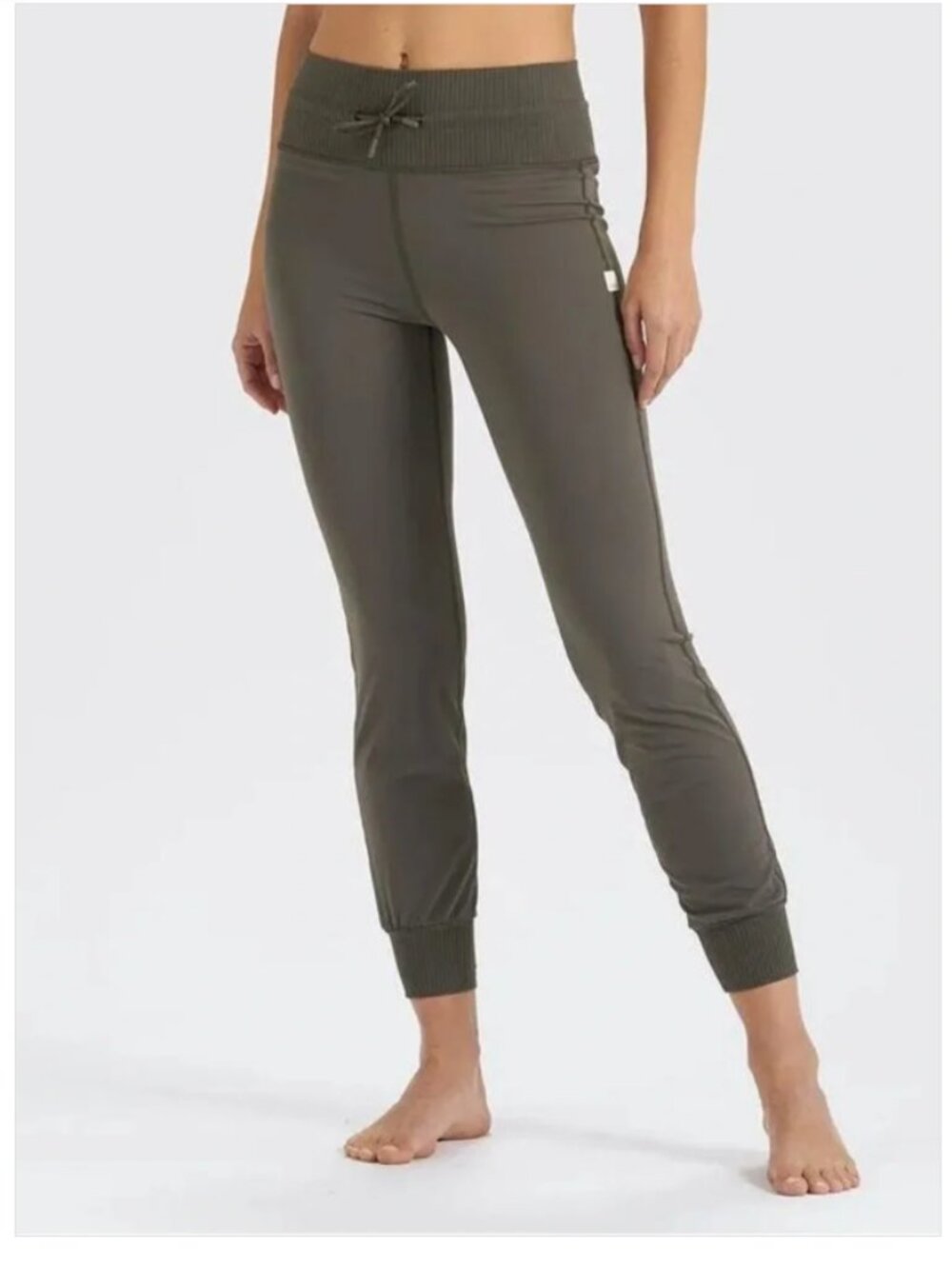 Vuori Daily Jogger in Green size Small